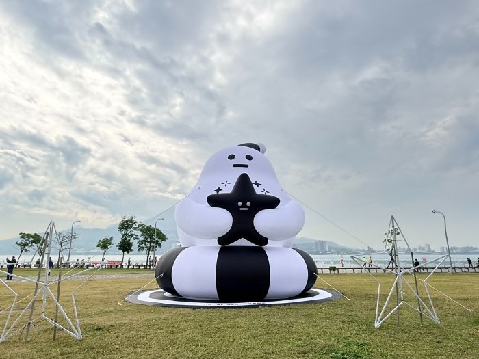 《圖說》高灘處今年淡水金色水岸除了聖誕光雕外，更有神秘腳色AH!Q陪伴大家等待跨河煙火的到來。〈高灘處提供〉