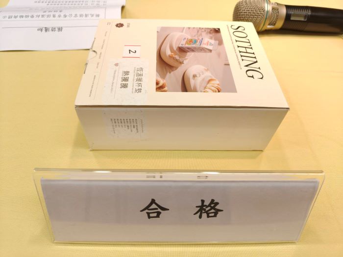 《圖說》抽驗保溫杯墊合格商品樣品。〈記者葉柏成攝〉