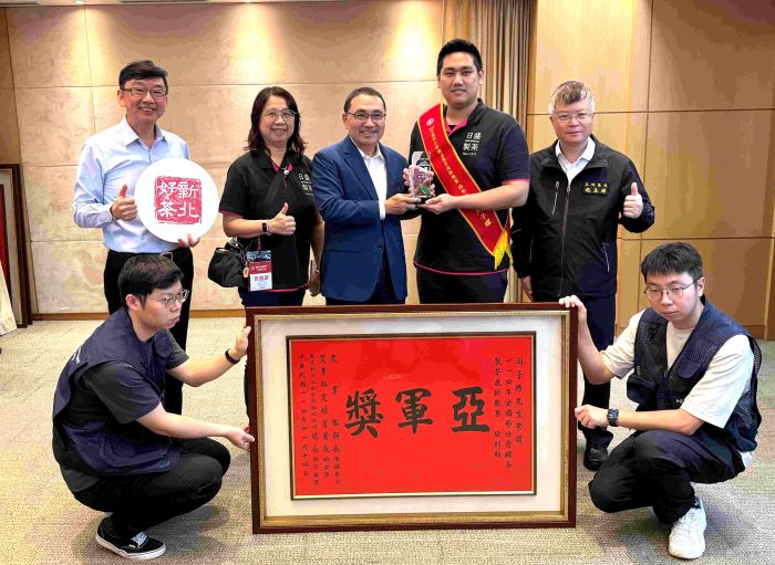 《圖說》三峽區茶農周子耀(右2)獲得「全國部分發酵茶製茶技術競賽」亞軍榮耀，透過賽場實戰磨練，與各地製茶師交流學習，追求製茶品質的精進。〈農業局提供〉