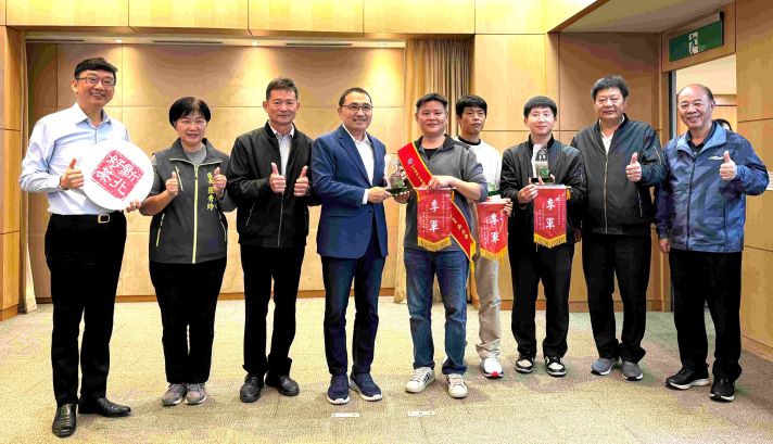 《圖說》坪林區茶農吳永春、吳權芳、吳仁智組隊參與「全國機採茶菁技術競賽」，憑藉經驗與合作默契榮獲亞軍獎項。〈農業局提供〉