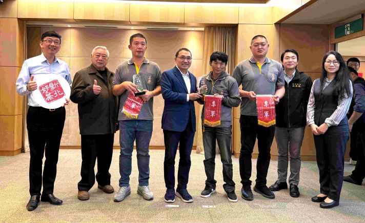 《圖說》石碇區茶農張建國、張宏圩、林翊淵組隊參與「全國機採茶菁技術競賽」，以精準判斷力與豐富經驗榮獲亞軍獎項。〈農業局提供〉