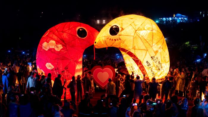 《圖說》2025年結合蛇年意象製作20呎造型主燈，祝福眾人「蛇福泰吉」、「好運蛇進來」。〈觀旅局提供〉