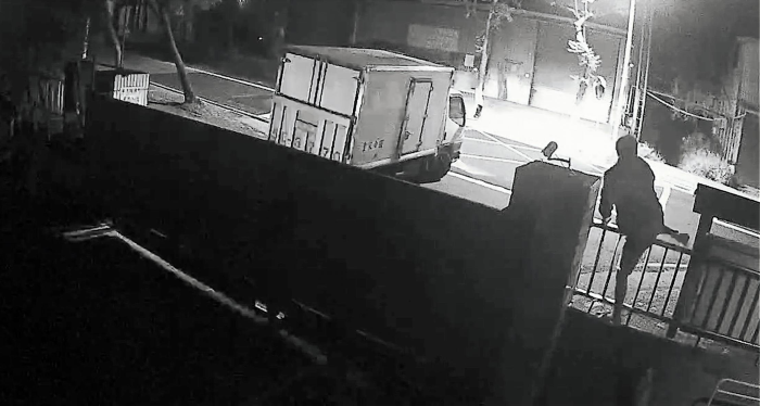 《圖說》三峽清潔隊場區遭非法翻牆闖入場區。〈環保局提供〉&nbsp; &nbsp;