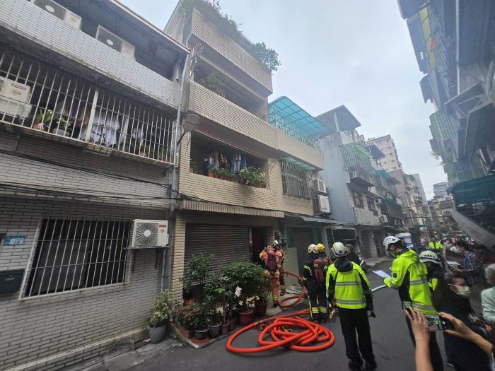 《圖說》火災現場灌救情形。〈第一大隊提供〉