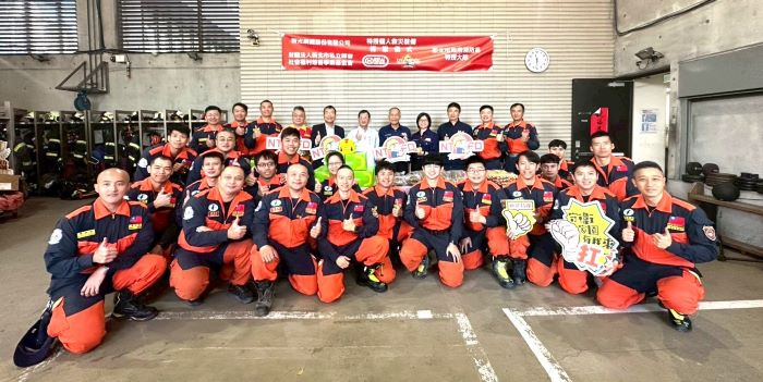 《圖說》新光鋼鐵股份有限公司董事長粟明德，副總簡慧菁與新北消防合照。〈消防局提供〉