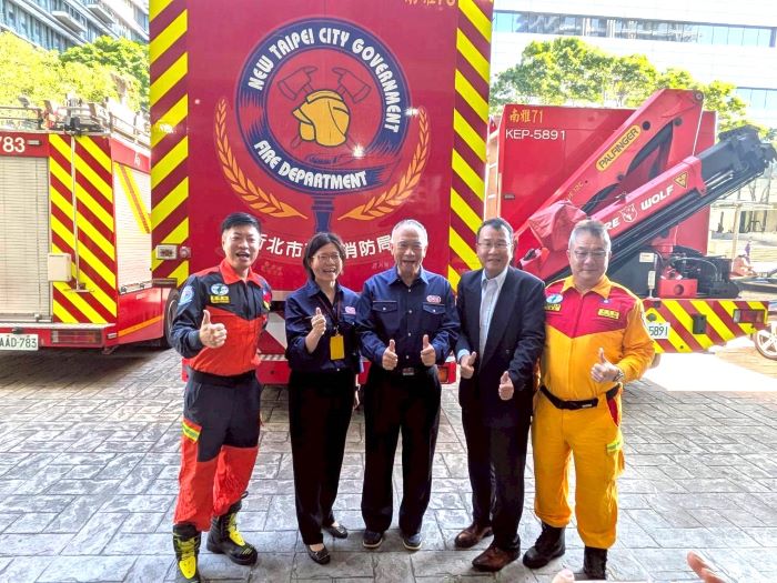 《圖說》特搜大隊長莊渝淵(左1)及義消特搜大隊長(右1)及犯罪被害者保護協會主任委員林志銜(右2)與捐贈者合照。〈消防局提供〉