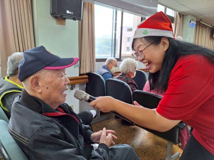 《圖說》快樂歌手樂團歌手與八德榮家住民同樂歡唱。〈八德榮家提供〉