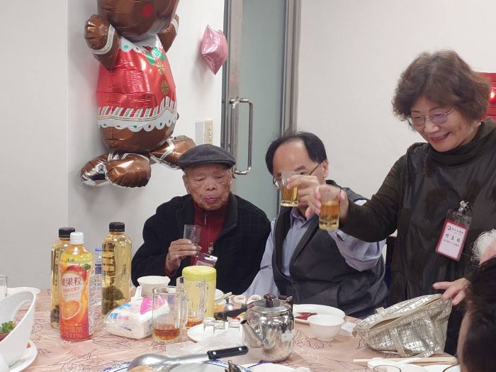 《圖說》新北市議會第4屆議員就職3週年慶暨歷屆議員回娘家活動，，其中包含3位高齡90歲以上的人瑞級議員。〈新北市議會提供〉