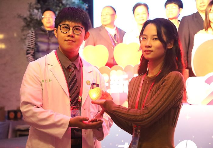 《圖說》台北醫院的陳文軒醫生傳心燈給台北市立大學周天心同學讓愛延續。〈教育局提供〉