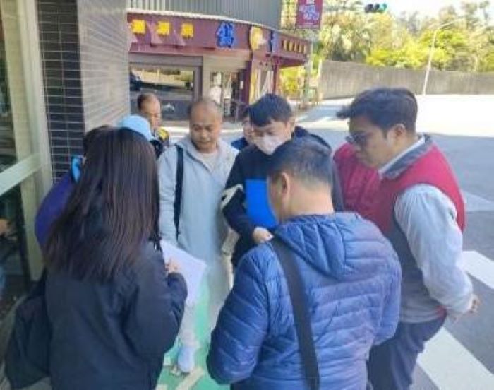 《圖說》施工單位與交通局、公車業者及相關單位會勘，協調公車路線改道。〈水利局提供〉