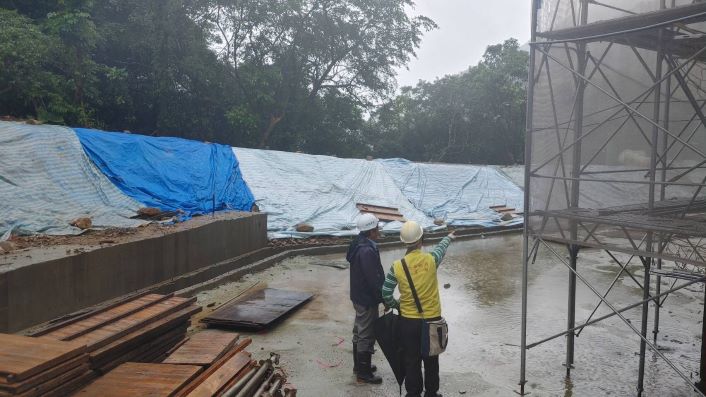 《圖說》在汛期或颱風來臨前，農業局前往瑞芳區一處工地進行防災措施檢查。〈農業局提供〉