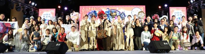 《圖說》北北桃宜四縣市鬥豔時尚聯演　新北耶誕城秒變國際時裝週。〈教育局提供〉