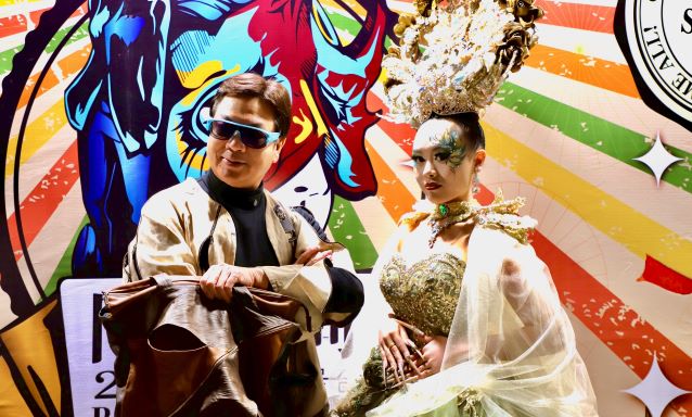 《圖說》劉和然副市長與樹人家商美容科三年級宋沛穎合影展現時尚氣度。〈教育局提供〉