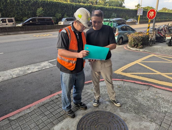 《圖說》清疏人員向民眾宣導避免將油脂、濕紙巾等異物丟入污水下水道。〈水利局提供〉