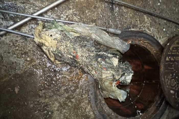 《圖說》排水孔絕對不是垃圾桶，若隨意丟棄不適當物品，影響你、我、他。〈水利局提供〉