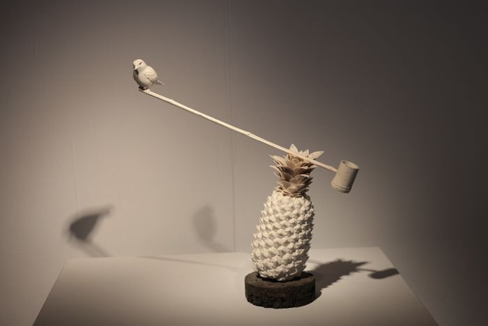 《圖說》韓國陶藝家孟昱《平衡18-1》，以鳳梨支撐小鳥詮釋自然平衡與環保意義。〈陶博館提供〉