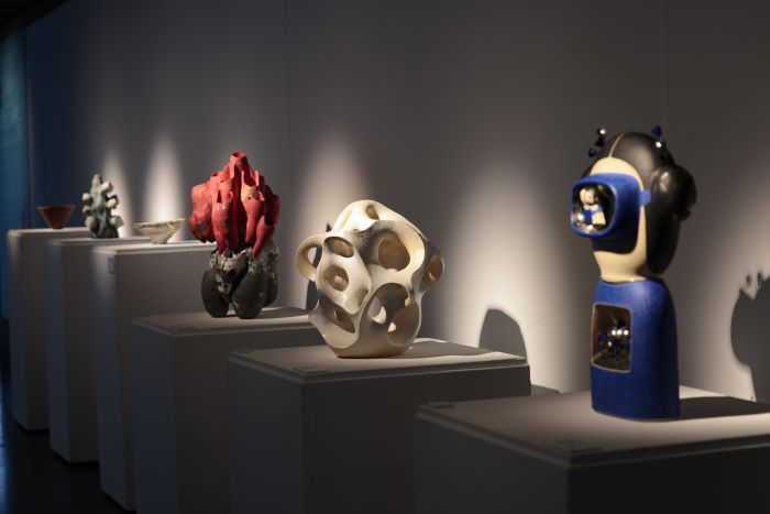 《圖說》「自然的永續之境」國際駐村藝術家典藏展，21件作品濃縮鶯歌日常觀察。〈陶博館提供〉