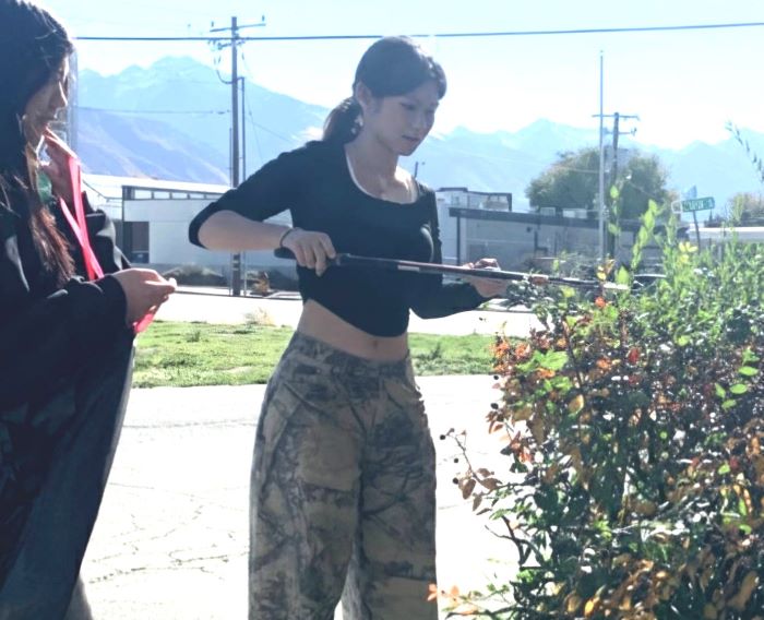 《圖說》林口康橋國際學校陳宥佑（右）赴美國猶他州參與志工社區服務體驗。〈教育局提供〉