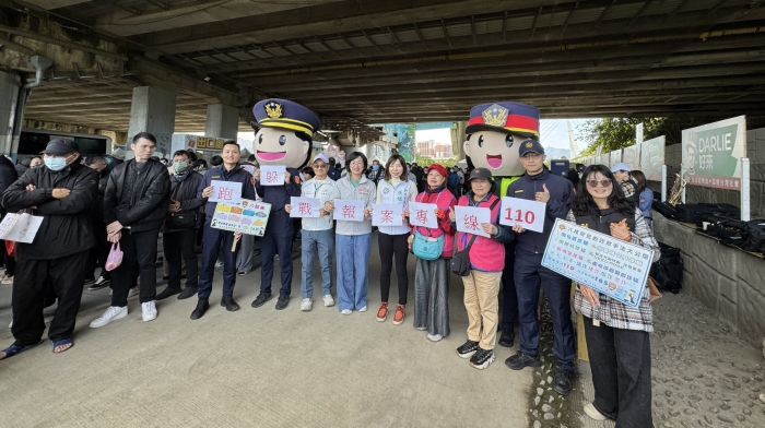 《圖說》 秀山派出所員警宣導遇到危險時的應對四原則：1、跑。2、躲。3、戰。4、報警，保障自身安全。〈中和分局提供〉