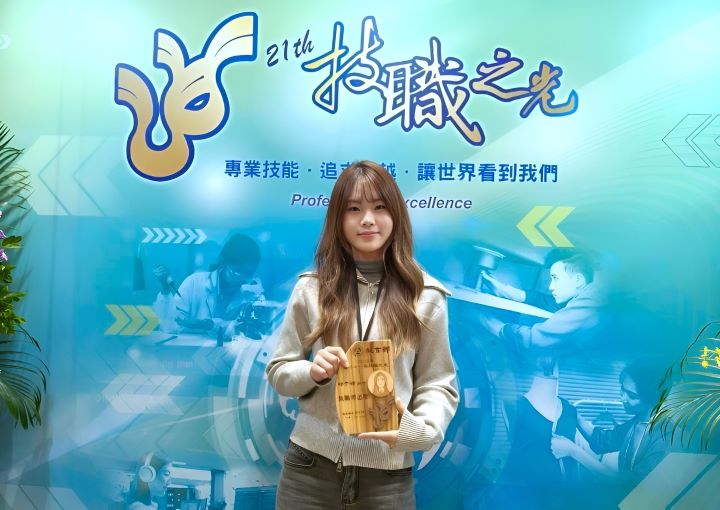 《圖說》能仁家商邱于禛同學取得多達12張美容美髮類專業證照。〈教育局提供〉