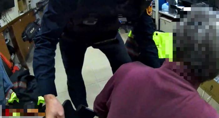 《圖說》協助迷失長者員警獲報後即時應處。〈海山分局提供〉