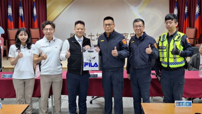 《圖說》分局長陳建龍與捐贈企業合影。〈土城分局提供〉