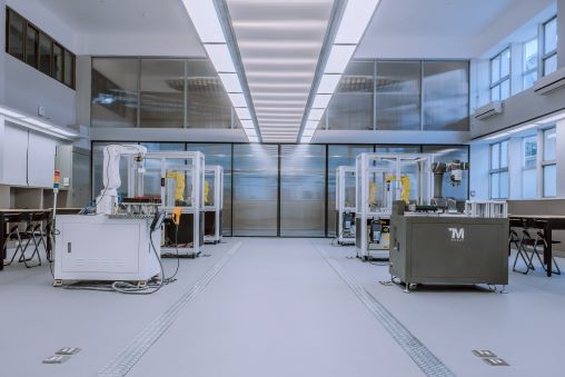 《圖說》改造後的三重商工機械實習工場貼合學習需求且富設計感。〈教育局提供〉