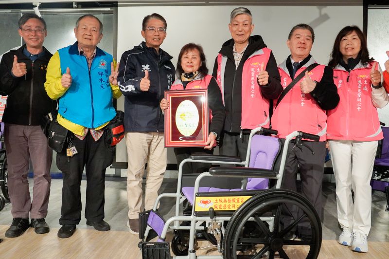 《圖說》新北市府秘書長邱敬斌（左3）代表侯友宜市長回贈感謝牌給土城鳳靈慈愛同心會理事長黃妙鳳（左4），左1為土城區長周晉平。〈社會局提供〉