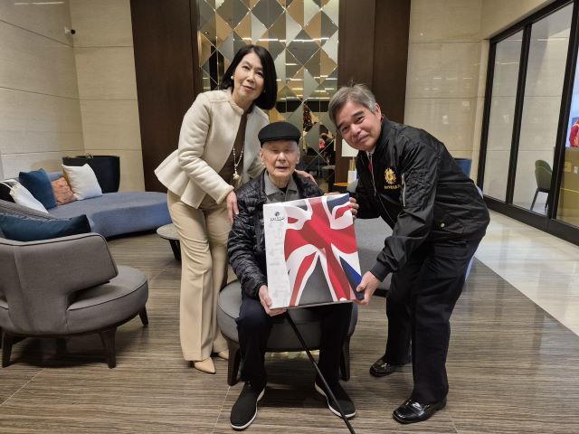 《圖說》林振生處長(右)代表致贈保暖毛毯予百歲榮民饒爺爺。〈新北榮服處提供〉