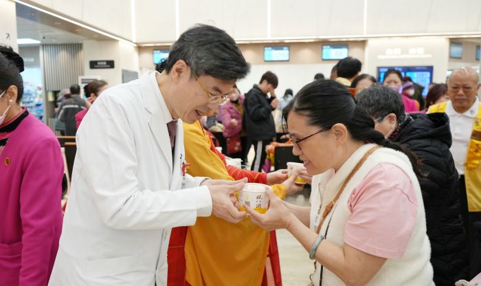《圖說》鄭舜平院長(左)致贈臘八粥給住院病友及就診民眾，祈願病友早日康復、大眾平安健康。〈臺北醫院提供〉