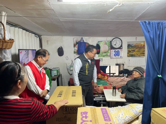 《圖說》王豊博副秘書長(右2)偕同華南金控經理(左2)關懷訪視許伯伯(右1)。〈新北榮提供〉