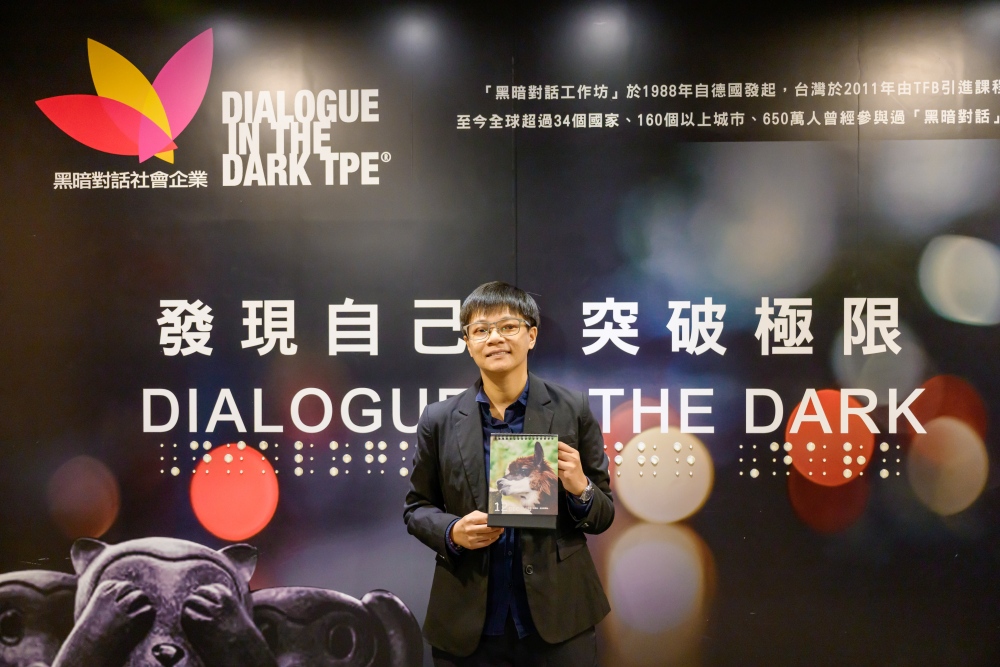 01%E5%9C%A8%E8%88%87%E9%BB%91%E6%9A%97%E5%B0%8D%E8%A9%B1%E5%90%88%E4%BD%9C%E5%93%81%E7%89%8C%E5%98%BF%E9%81%B8%E5%93%812026%E5%B9%B4%E7%9A%84%E5%B9%B4%E6%9B%86%E4%B8%AD%E4%BB%A5%E6%8B%8D%E6%94%9D%E5%8B%95%E7%89%A9%E7%82%BA%E4%B8%BB 1