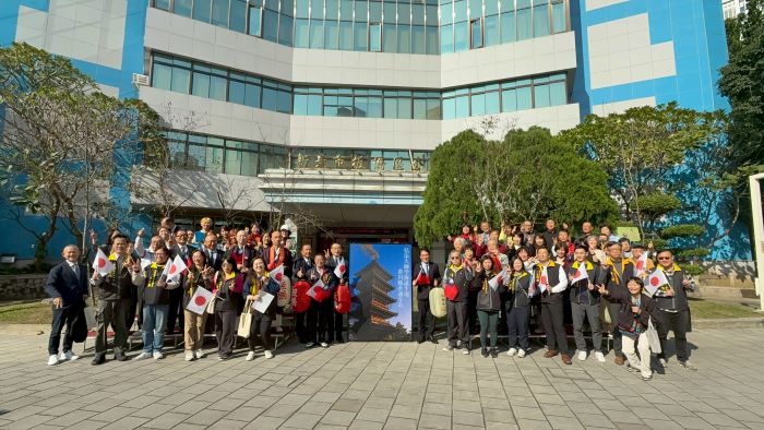 《圖說》善通寺市訪問團於板橋區公所前面廣場合影。〈板橋公所提供〉