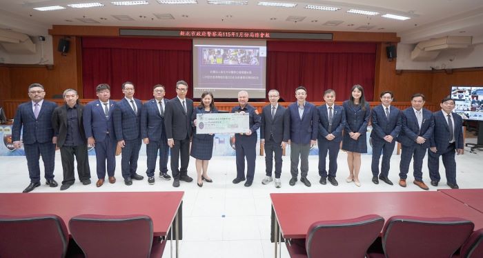 《圖說》新北市牙醫師公會副理事長賴宜姍暨與會代表計14名，捐贈新北市政府警察局新臺幣20萬5000元，由警察局長方仰寧代表受贈。〈警察局提供〉