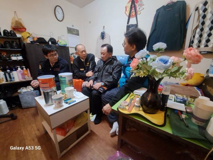 《圖說》徐木生關懷大同區年長榮民，致贈保暖物資及營養補給品三〈臺北市榮服處提供〉