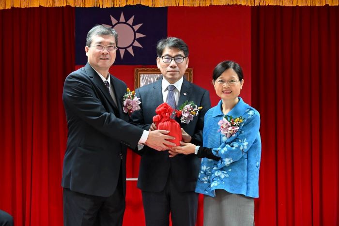 《圖說》板橋郵局卸、新任局長交接儀式，右為新任局長胡美惠。〈板橋郵局提供〉