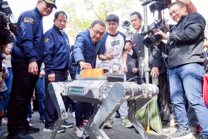 《圖說》侯友宜參觀高科技救災設備。〈消防局提供〉