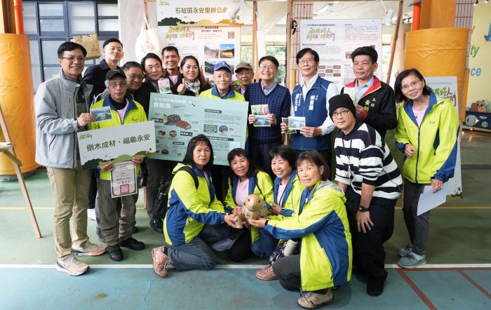 《圖說》陳純敬副市長及城鄉局黃國峰局長與社區團隊合影留念。〈城鄉局提供〉