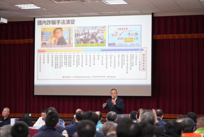 《圖說》刑大大隊長黃國師於「守護新北安全座談會」會議中進行反詐及犯罪預防宣導。〈警察局提供〉