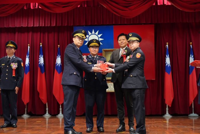 《圖說》(左1)現任土城分局長沈明義、(左2)新北警局局長方仰寧、(右2)副市長朱惕之、(右1)現任瑞芳分局長高繼鴻。〈警察局提供〉