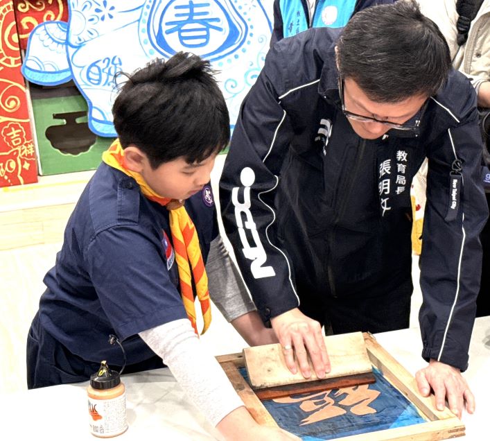 《圖說》學生指導教育局長張明文進行手作課程體驗。〈教育局提供〉