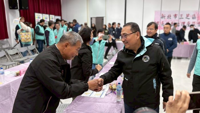 《圖說》侯友宜向三芝里長致意。〈民政局提供〉