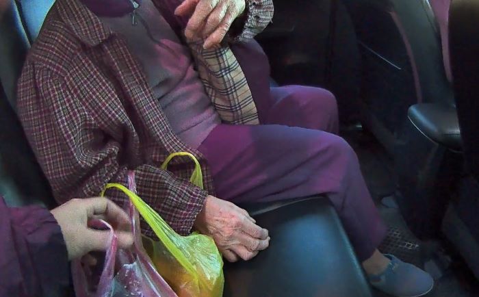 《圖說》海山警協助叫計程車載送婦人返回住處。〈海山分局提供〉