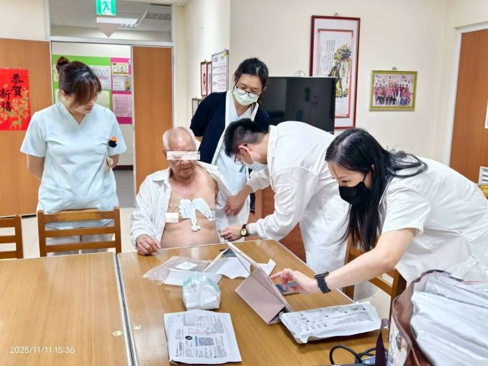 《圖說》北榮團隊(右二)為住民進行心電圖檢查。〈板橋榮家提供〉