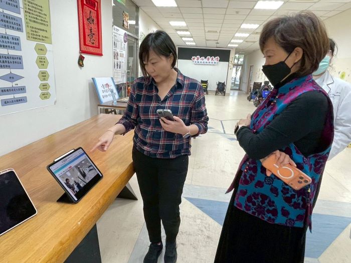 《圖說》北榮團隊(左)介紹未來將推廣與遠距中心進行視訊。〈板橋榮家提供〉