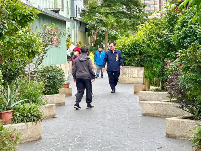 《圖說》海山綠地人行道提供安全舒適的步行空間。〈板橋公所提供〉