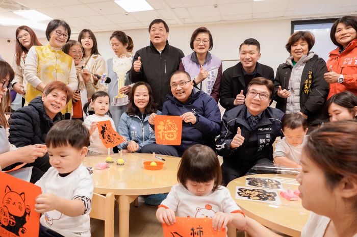 《圖說》新北市長侯友宜、副市長劉和然與家長及幼兒互動，一起DIY章蓋印春聯。〈社會局提供〉