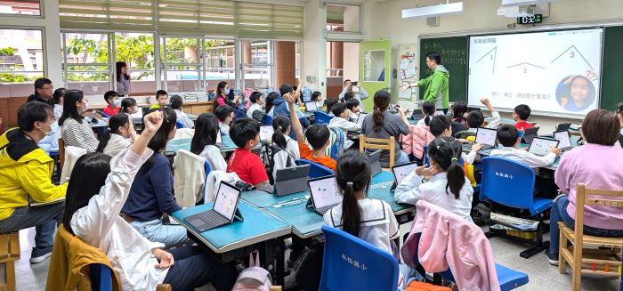 《圖說》教師引導學生寒假時參加Fun寒假活動。〈教育局提供〉