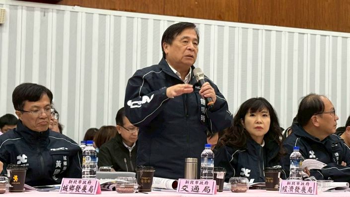 《圖說》交通局長​鍾鳴時回覆里長提案。〈民政局提供〉