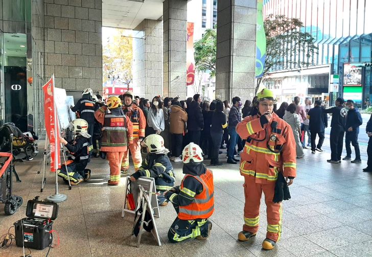 《圖說》板橋小遠百春節前火災搶救實兵演練，動員商場員工及消防人力共約百餘人參與。〈第一大隊提供〉